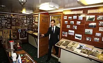 Dmitry Medvedev visitando el museo del barco a bordo del Varyag.