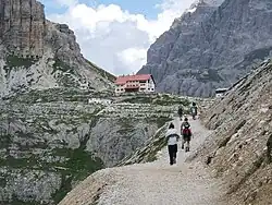 El refugio Locatelli y a la izquierda el Sasso di Sesto.