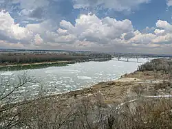 El río en diciembre cerca de Serafimovich