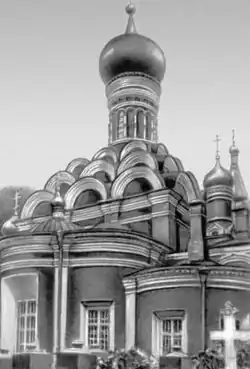 La Pequeña Catedral del monasterio Donskoy, con tres filas de grandes kokóshniks.