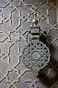 Motivos geométricos en el revestimiento de bronce de las puertas de la Madrasa de Al-Attarine (siglo&nbsp;XIV)