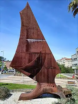 La escultura Dorna delante de la calle Gorgullón
