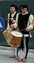 Tambores según el modelo renacentista, en una fiesta en Siena, Italia.