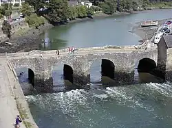 Puente medieval sobre el río Auray.