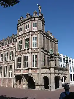 Casa del diablo en Arnhem, renovado palacio urbano (1539-1543) llamado así por las figuras de sátiros en la fachada