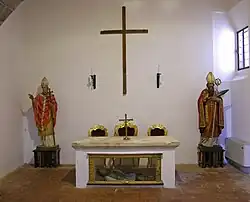 Altar lateral con estatua