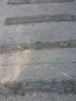 Durmientes conservados en una calle de Trelew.