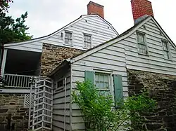 Extremo oeste de la casa, visto desde atrás