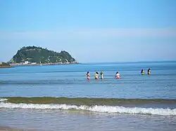 Bañistas en la playa de Zarauz