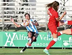 Érica Lonigro convierte ante Polonia en un amistoso disputado por la Selección Argentina en 20022.