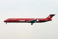 McDonnell Douglas MD-83 de Chabahar Airlines con los colores del Persépolis FC sobre el aeropuerto internacional de Mehrabad (2023)