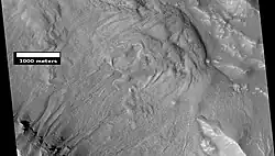 Barrancos y flujo masivo de material. Los barrancos se amplían en las dos imágenes siguientes. La ubicación es el cráter de Bamberg