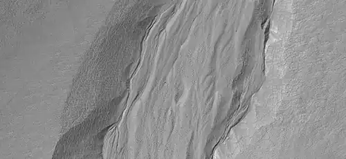 Primer plano de barrancos que muestran múltiples canales, como los ve HiRISE en el programa HiWish Nota: esta es una ampliación de una imagen anterior.