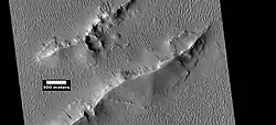 Capas y vetas de pendiente oscuras en Lycus Sulci, vistas por HiRISE bajo el programa HiWish