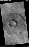 Cráter del pedestal, visto por HiRISE bajo el programa HiWish