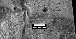 Algunas partes de la imagen muestran un manto que cubre la superficie y otras no muestran tal manto