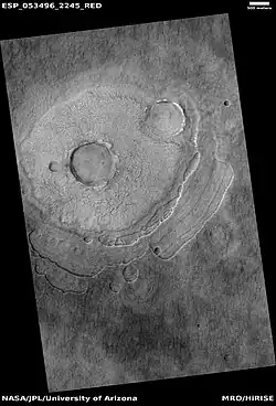 cráter del pedestal, visto por HiRISE bajo el programa HiWish. Se están formando vieiras en el borde inferior del pedestal.