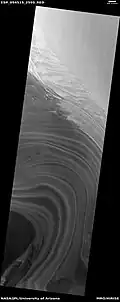 Capas expuestas en la capa de hielo del norte, como las ve HiRISE bajo el programa HiWish