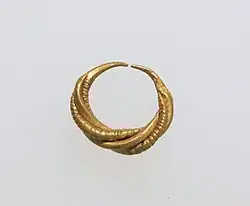 Arete; oro y plata; 1.5 × 0.4 × 1.4&nbsp;cm; Metropolitan Museum of Art