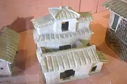 Un modelo Han del Este de una pequeña casa con patio de dos pisos