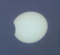 Fotografía del eclipse proyectado mediante prismáticos en Puebla, México