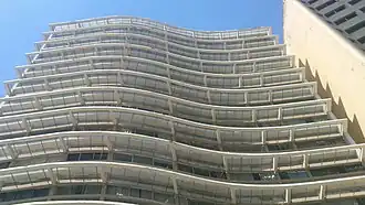 Brises de la fachada posterior (onduladas) - Calle Coronel Rodovalho.