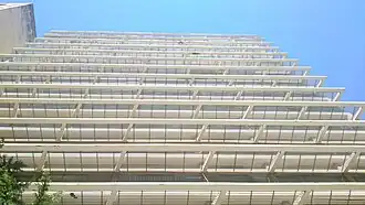 Brises de la fachada frontal (rectas) - Calle Hermana Serafina.