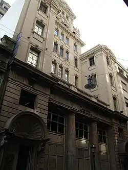 Desde la vereda es imposible ver la fachada completa