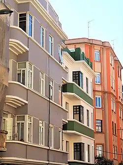 Edificios racionalistas en la Calle Vizcaya en barrio Os Mallos