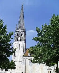La iglesia, vista desde la plaza de Saint-Savin-sur-Gartempe.