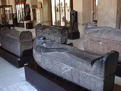 Sarcófagos pétreos.