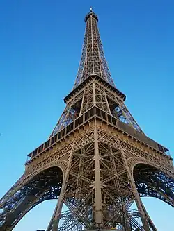 Cualquier vista simétrica devuelve el orden estructural a la torre