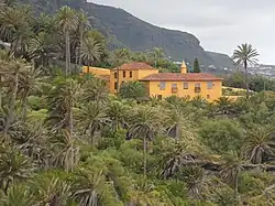 El Palmeral junto a La Gran Casona dentro del Paisaje Protegido de la Rambla de Castro.