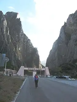 Camino hacia montañas de piedra caliza