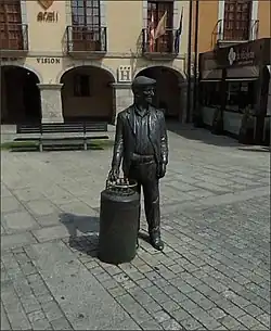 Estatua a Pepe Cortés el barquillero en Ponferrada.
