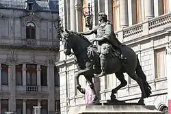 Estatua ecuestre de Carlos IV en la Plaza Tolsá, frente al Museo Nacional de Arte.