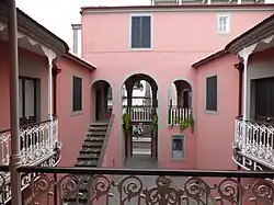 Vista del patio, desde el primer piso.