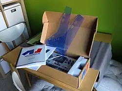 Caja con tapa ajustable