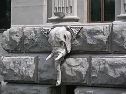 El edificio cuenta con figuras zoomorfas, como esta gárgola de cabeza de elefante.