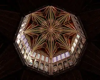 La normanda catedral de Ely tiene un octógono gótico soportado por vigas de martillo de madera.