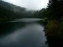 Vista del agua embalsada