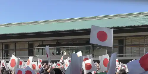 Emperador Akihito se prepara para saludar a la población que agita sus banderas en el Palacio Imperial, el día de su cumpleaños. Foto tomada el 23 de diciembre de 2017.