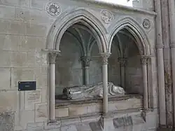 Nicho de Jean de Samois con el yacente decapitado de Pierre Cauchon