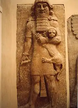 Héroe de la mitología mesopotámica (Gilgamesh o Enkidu), venciendo a un león. Procedente del palacio de Sargón II en Khorsabad