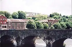 El puente en Enniscorthy (Cerro de Vinagre visible en de fondo)