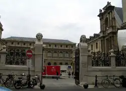 Entrada por la calle Bonaparte