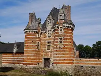 El châtelet de entrada del château de Mortiercrolles.