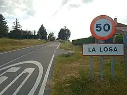 Entrada a la zona urbanizada desde Las Navillas por la carretera SG-V-7212