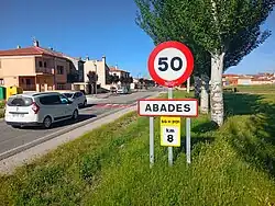 Señal de entrada a la zona urbanizada de Abades por la SG-V-3131 desde el oeste