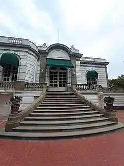 Entrada principal de la Casa del Lago